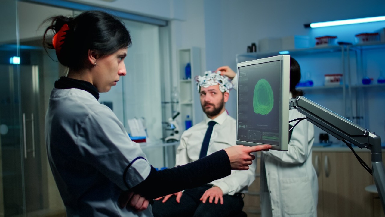 Doctors link heavy AI use to psychosis risk, and the warnings grow