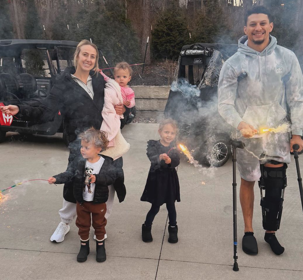 Patrick Mahomes lights sparklers with Brittany and kids as he