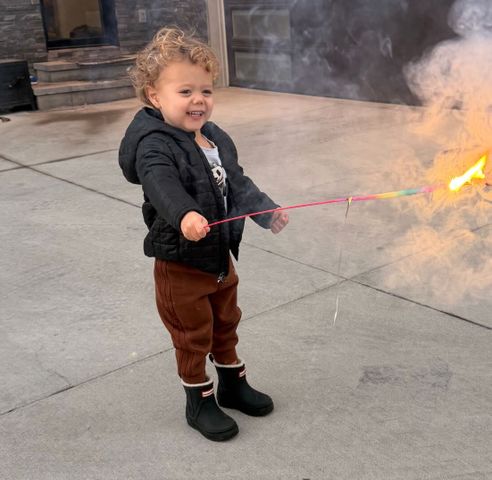 Patrick Mahomes lights sparklers with Brittany and kids as he