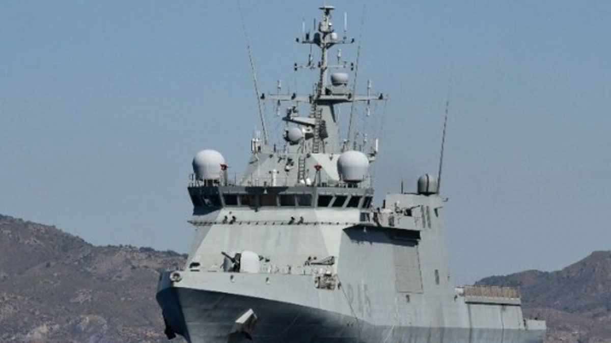El buque de la Armada "Audaz" se despliega en el Estrecho y mar de ...