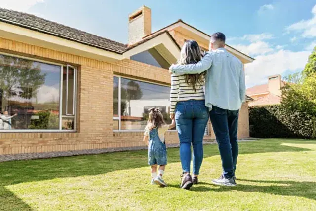 Comprar vivienda con crédito en pesos o UVR: claves para escoger según ...