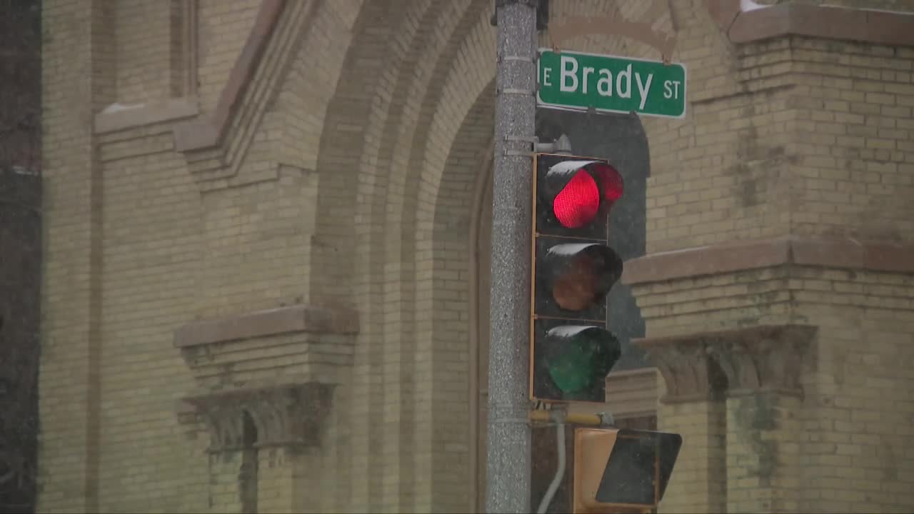 Brady Street pilot red light program slows traffic, neighbors say