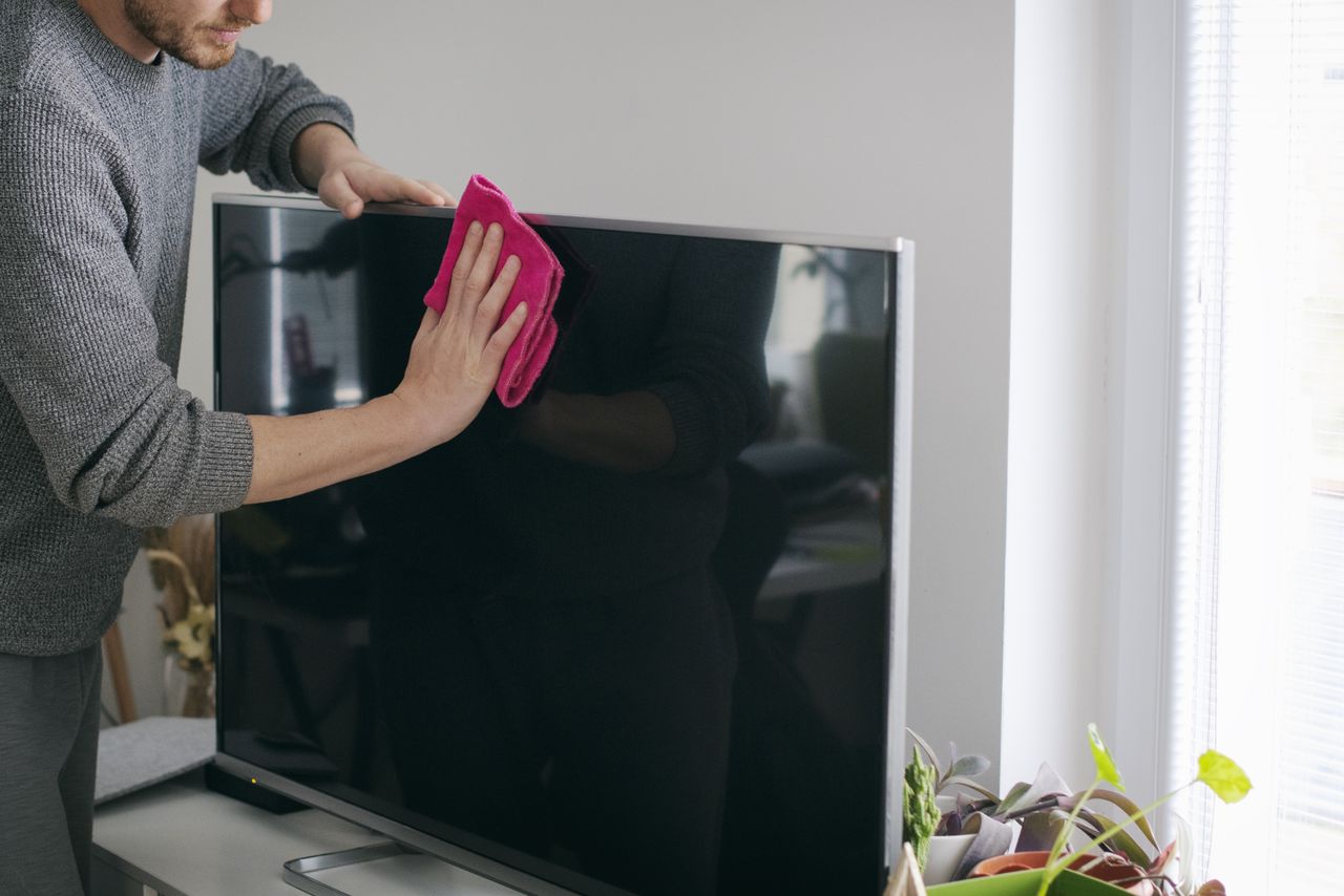 cleaning tv