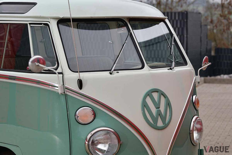 ヤバっ、かわいすぎるって!21の窓がある豪華仕様の“ワーゲンバス”が