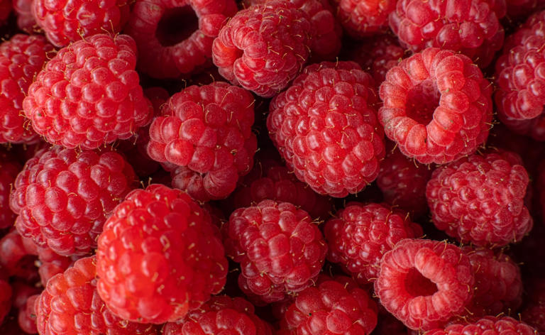 Can eating raspberries help prevent kidney stones?