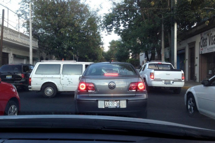 Confirmado: Sheinbaum pone fin a la regularización de "autos chocolate" en México