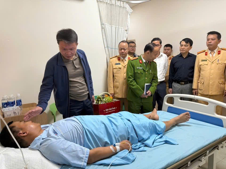 Đi xe máy không đội mũ bảo hiểm, tông bị thương cảnh sát giao thông