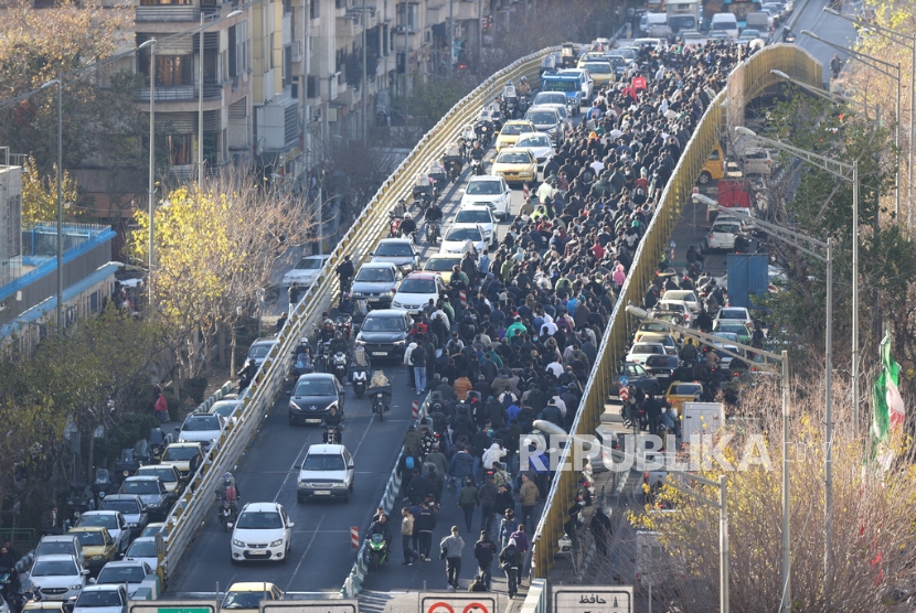 Toko-toko di Iran tetap buka tapi terpaksa tutup sebelum malam hari