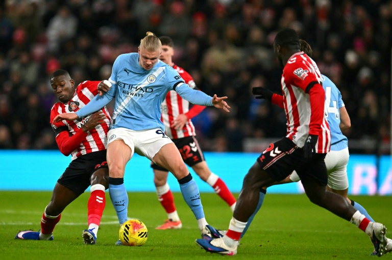 Man City charge stalls at Sunderland, Liverpool held by Leeds<br><br>