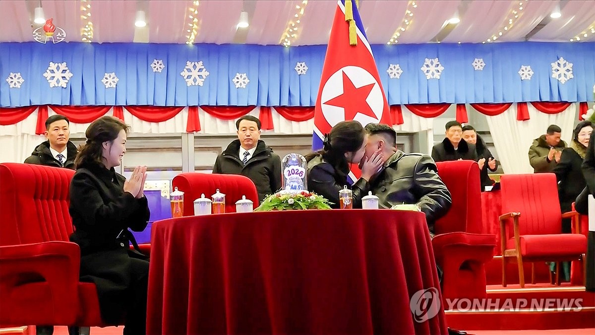 N Korean leader with his daughter