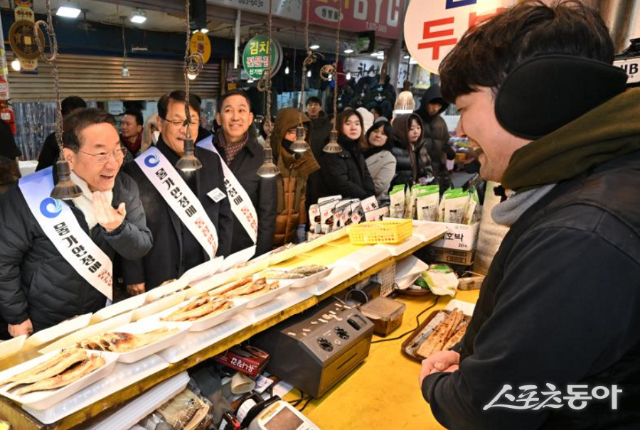 유정복 인천시장, 새해 민생 행보…신기시장 찾아 상인 격려