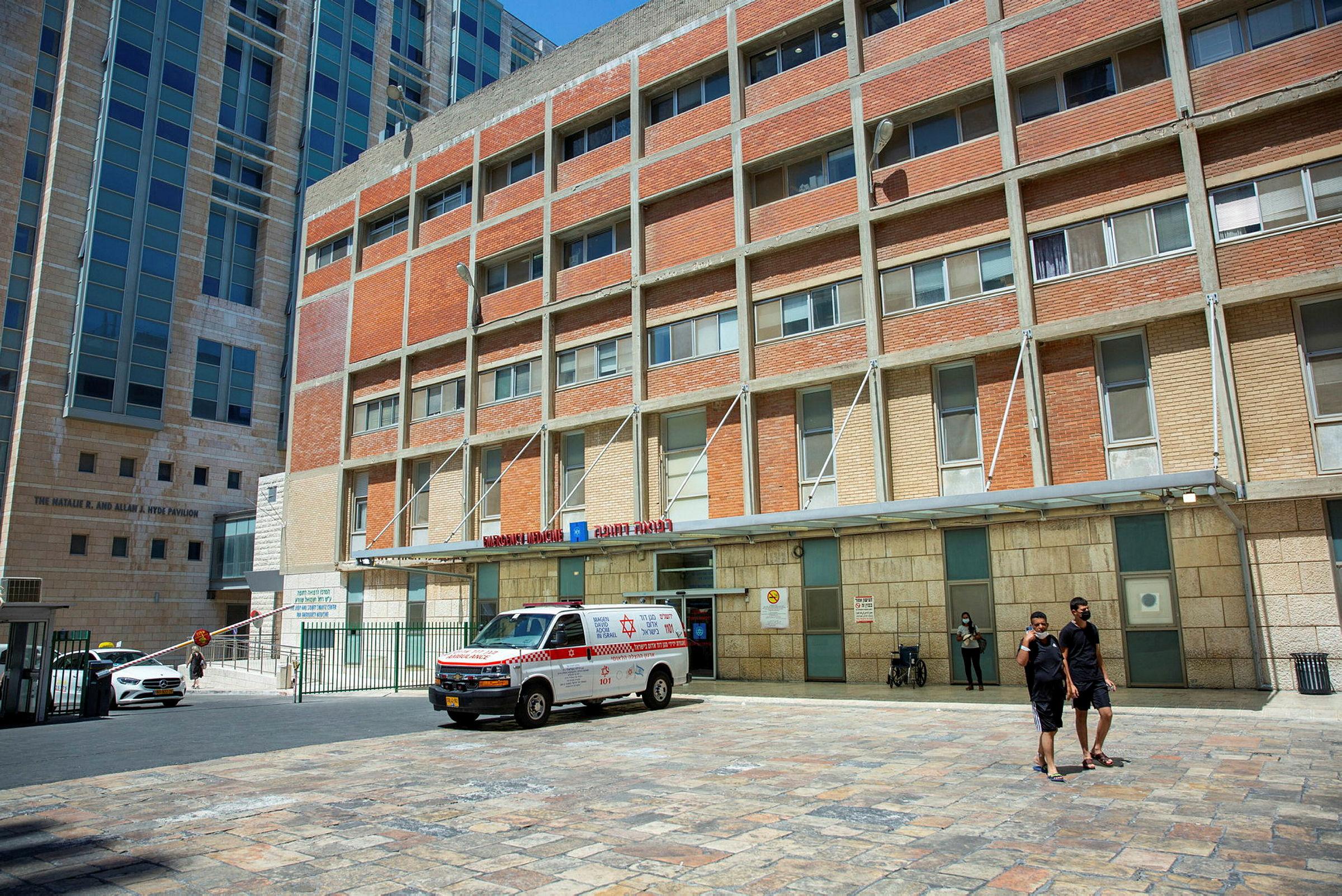 Israeli ambulance refuses to transport East Jerusalem patient in cardiac distress over permit concerns<br>