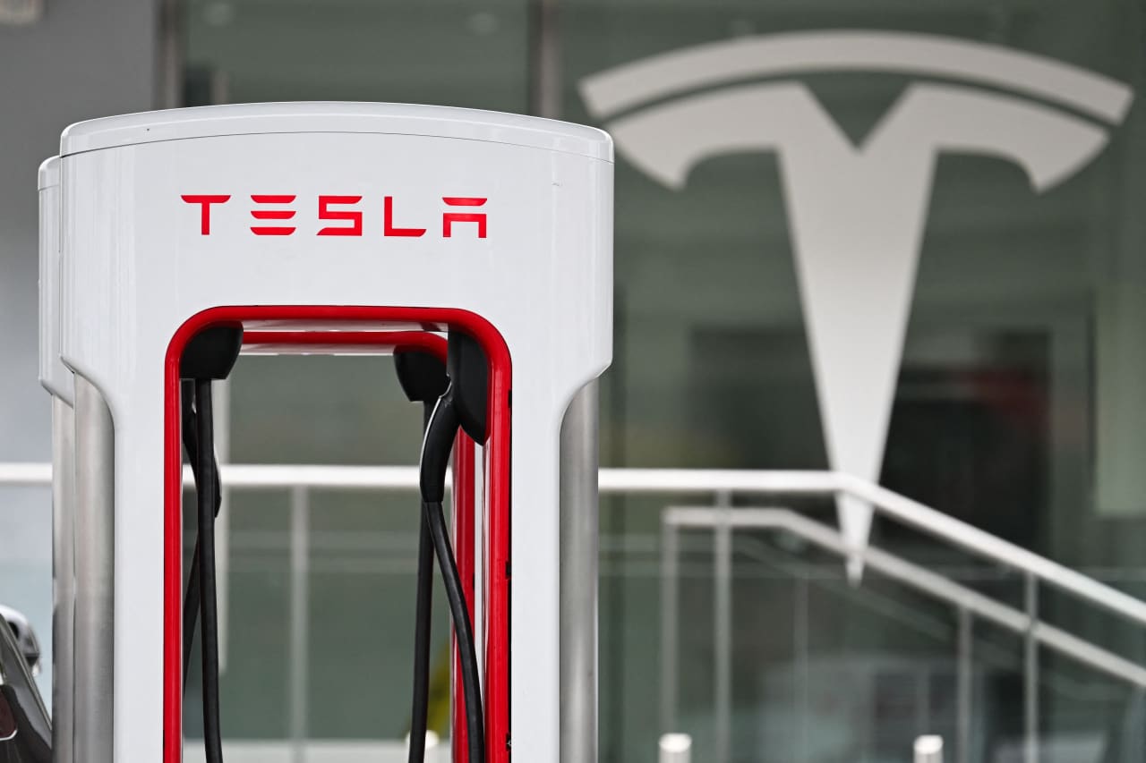 Tesla stock pops and drops after fourth-quarter deliveries