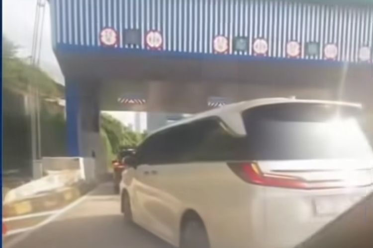 Tangkapan layar dari video mobil Lexus berplat RI 25 menyerobot antrean di gerbang Tol Cilandak.