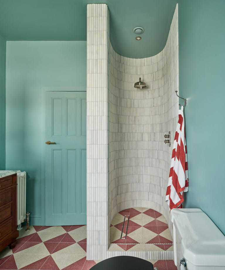 This unexpected yet totally practical bathroom layout is winning over ...