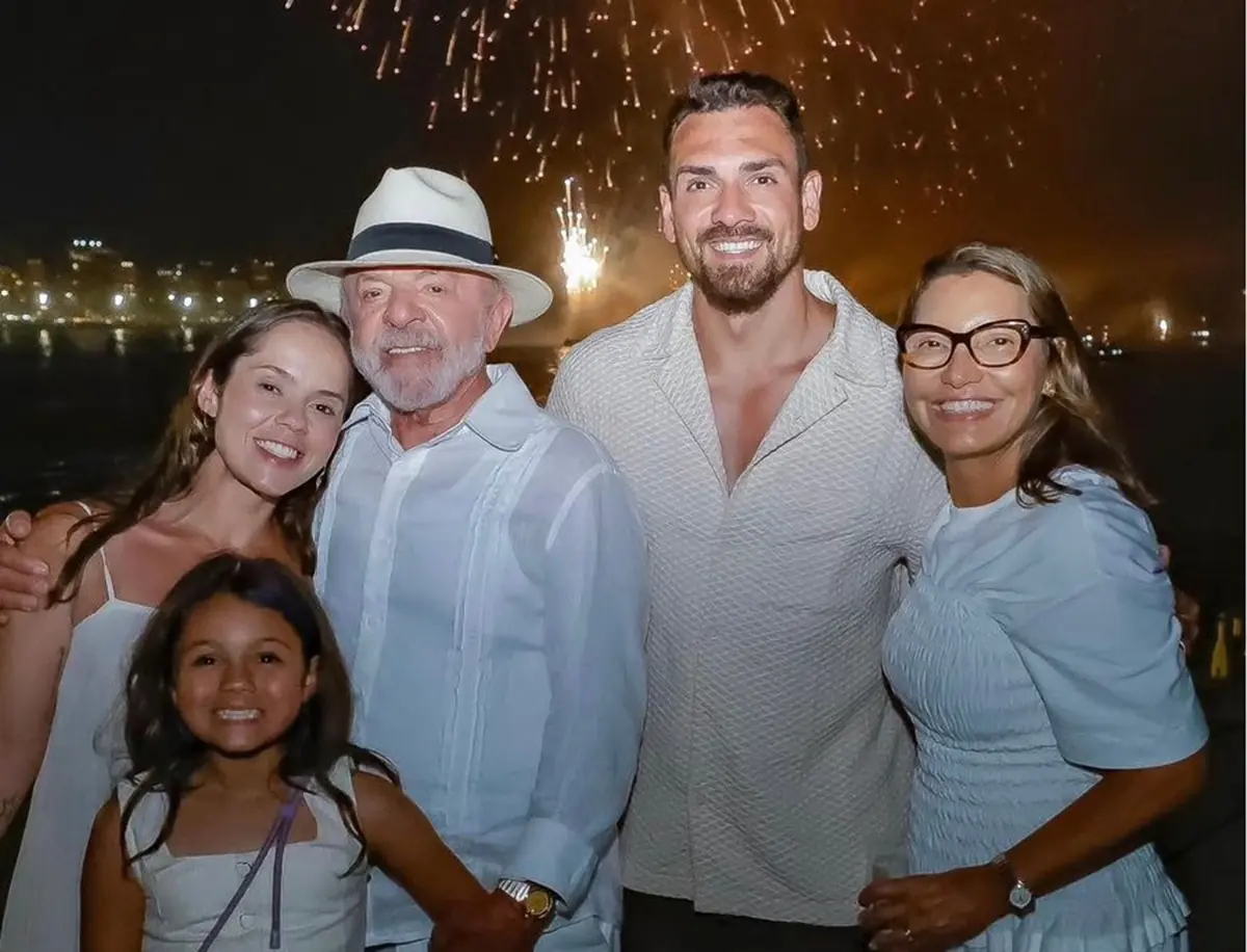 Lula e família celebram Réveillon no Forte de Copacabana (Foto: Instagram)