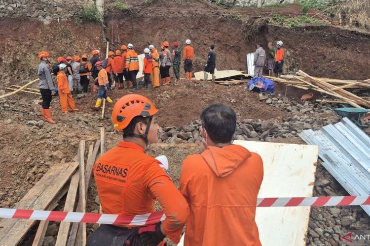 Tim SAR gabungan cari korban longsor di Jatinangor