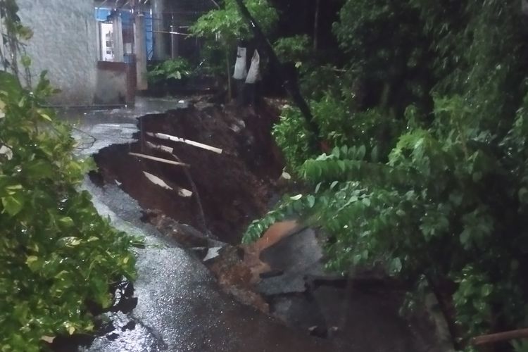 Hujan deras picu longsor jalan di Kembangan Selatan, Jakarta Barat