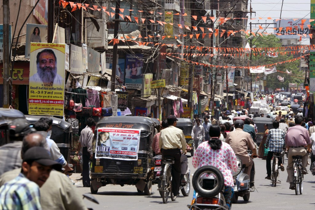 El agua potable sucia mata a 10 personas y deja a cientos en el hospital