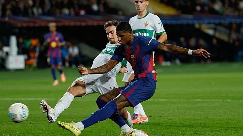 Marcus Rashford, à droite, joueur du FC Barcelone, marque le troisième but de son équipe lors d'un match de la Liga espagnole entre le FC Barcelone et Elche CF, 2/11/2025