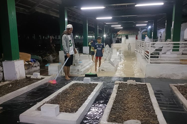 Banjir Landa Masjid Banten Lama, Air Masuk Pemakaman