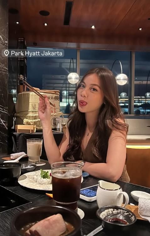 7 Potret Romantis Frislly Herlind Saat Tahun Baru