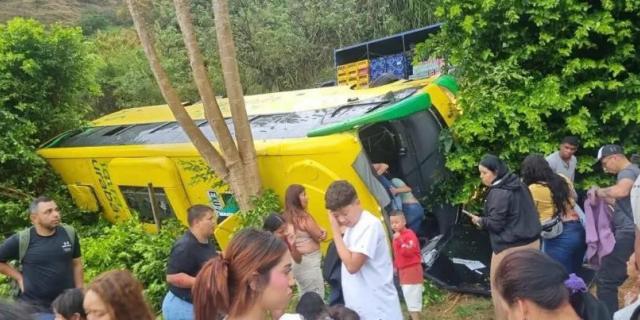 Siete heridos tras volcamiento de un bus con 40 pasajeros en la vía ...