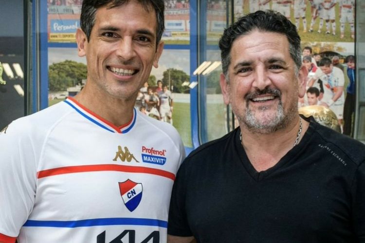 Masih Segar, Roque Santa Cruz Resmi Bergabung dengan Nacional di Usia 44 Tahun