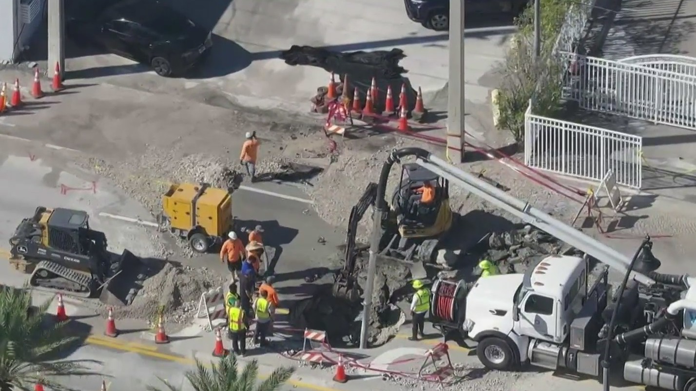 Crews working to repair Hollywood water main break