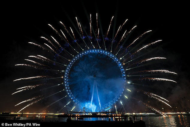 Moment coach blocks crowd's view of New Year's Eve fireworks as clock ...