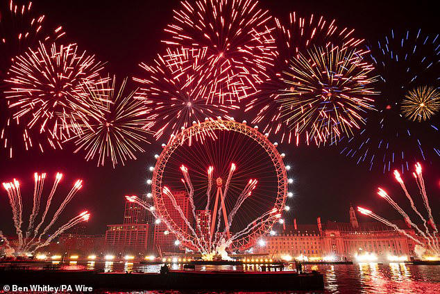 Moment coach blocks crowd's view of New Year's Eve fireworks as clock ...