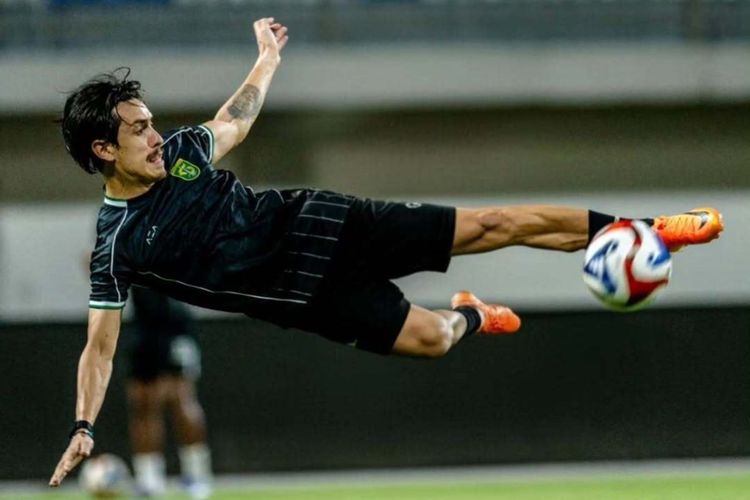 Kisah Sedekah Francisco Rivera: Bintang Persebaya Bagikan Ponsel ke Staf Pelatih