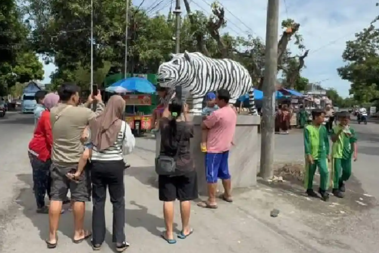Patung Macan "Gemoy" Jadi Daya Tarik Wisata Desa Balongjeruk Kediri