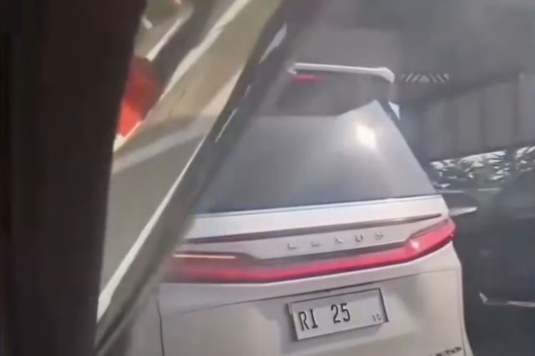 Mobil mewah viral diduga lompat antrean di Cilandak, polisi selidiki plat RI 25