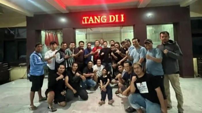 Tangan Diborgol, Pakaian Hitam, Wajah Kusam Terduga Pembunuh Anak Tokoh PKS Cilegon