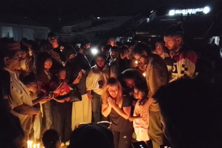 Istri Pelatih Valencia Menangis Saat 1000 Lilin Dinyalakan, Suami dan Dua Anaknya Masih Hilang di La