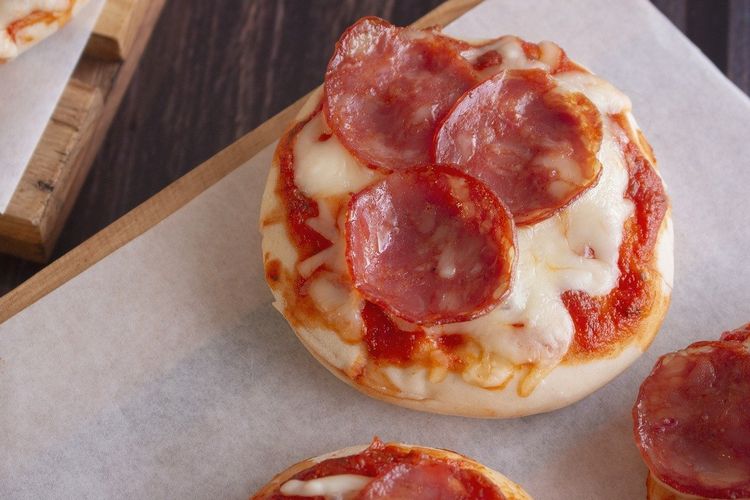 Cara membuat pizza daging BBQ dari sisa tahun baru