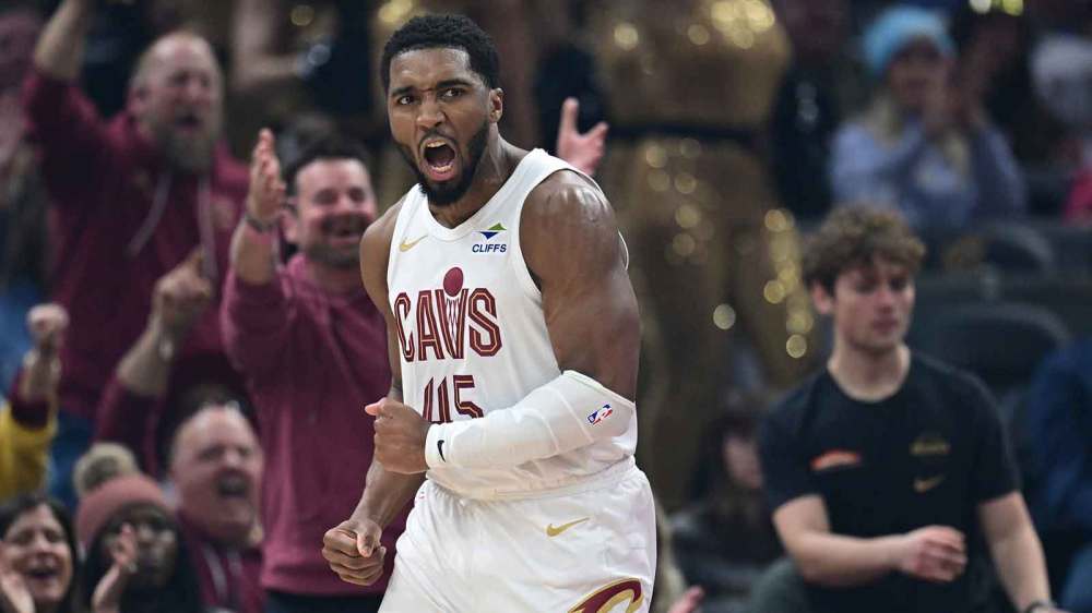 Cavs’ Donovan Mitchell connects with Evan Mobley for insane half-court lob