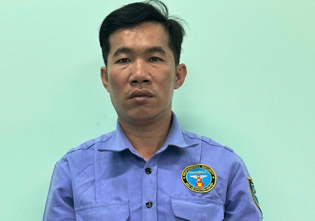 Thiếu nữ bị hành hung trong quán cà phê