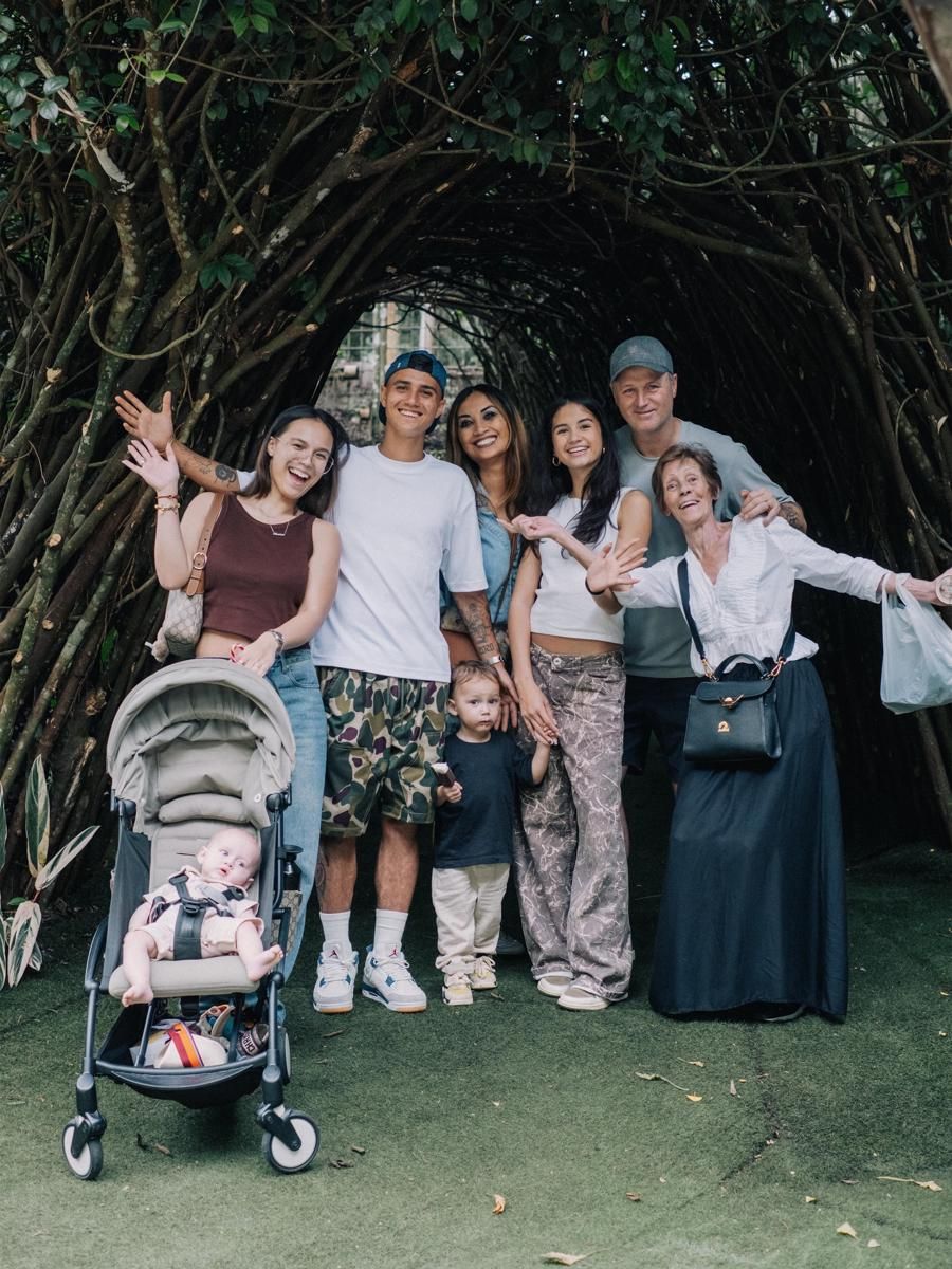 7 potret keluarga pemain timnas Eliano Reijnders liburan di Bandung