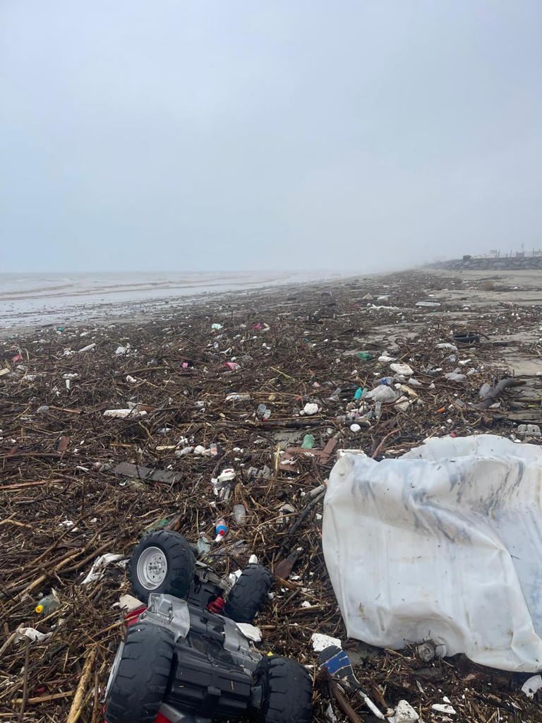 Retiran más 19 toneladas de basura en playa de Rosarito