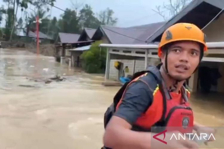 Evakuasi Warga Terjebak Banjir di Padang dengan Perahu Karet