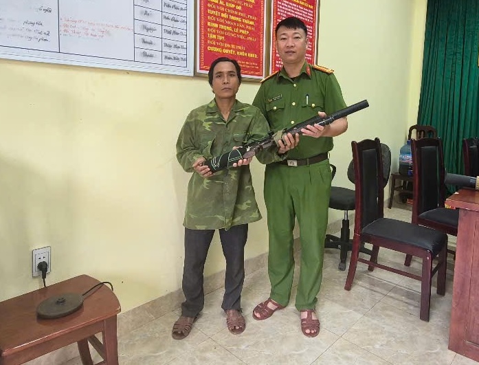 Nhiều người dân ở Quảng Trị giao nộp súng tự chế, pháo, công cụ hỗ trợ