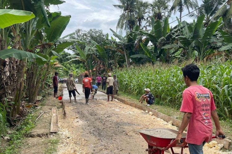 Warga Sumenep Perbaiki Jalan Rusak dengan Dana dari Live TikTok