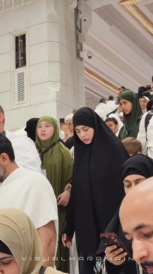 7 Potret Celine Evangelista Berumrah Bersama Anak-Anaknya