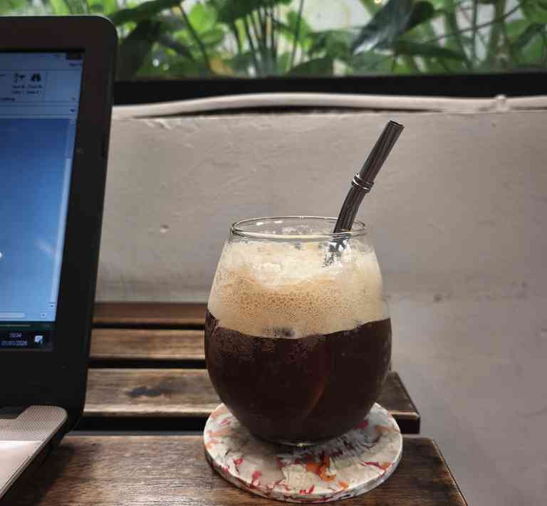 Selesaikan Deadline di Kafe Buku Kesayangan