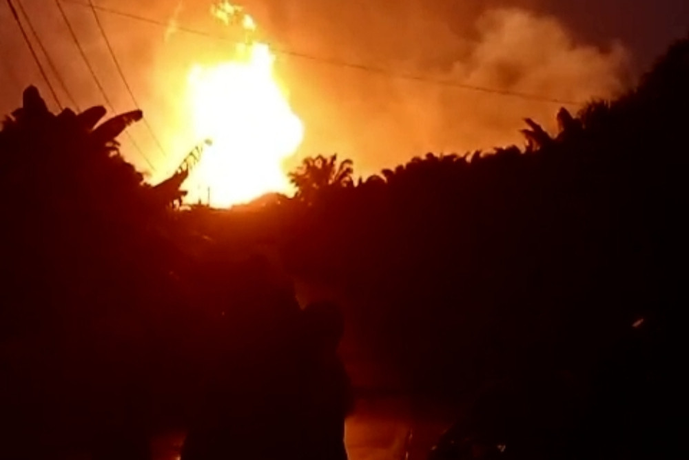 Pipa gas bocor, api meluap 15 meter di Inhil Riau