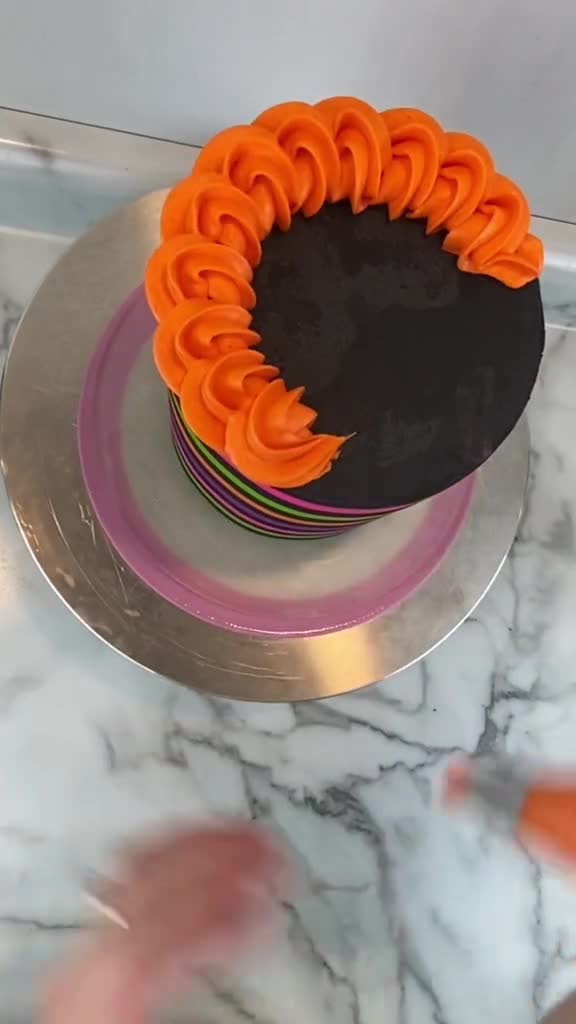 Easy Halloween cake border with a 1M tip