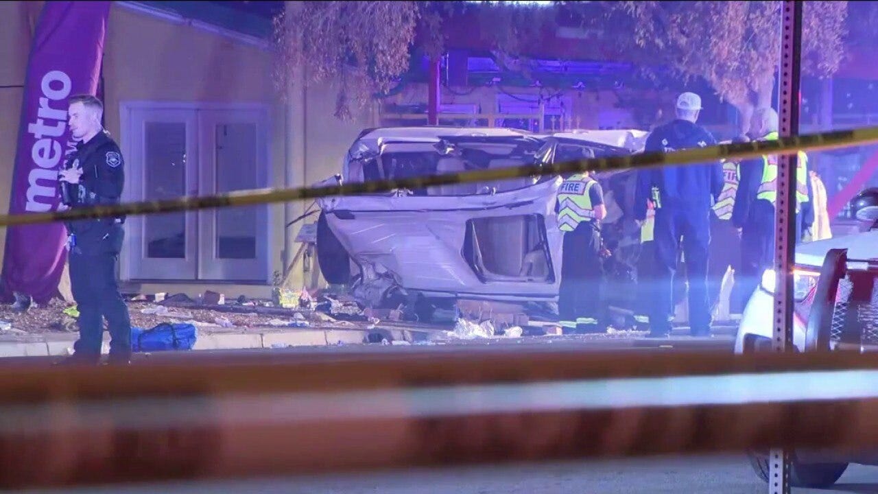 1 dead, multiple hurt in Glendale rollover crash