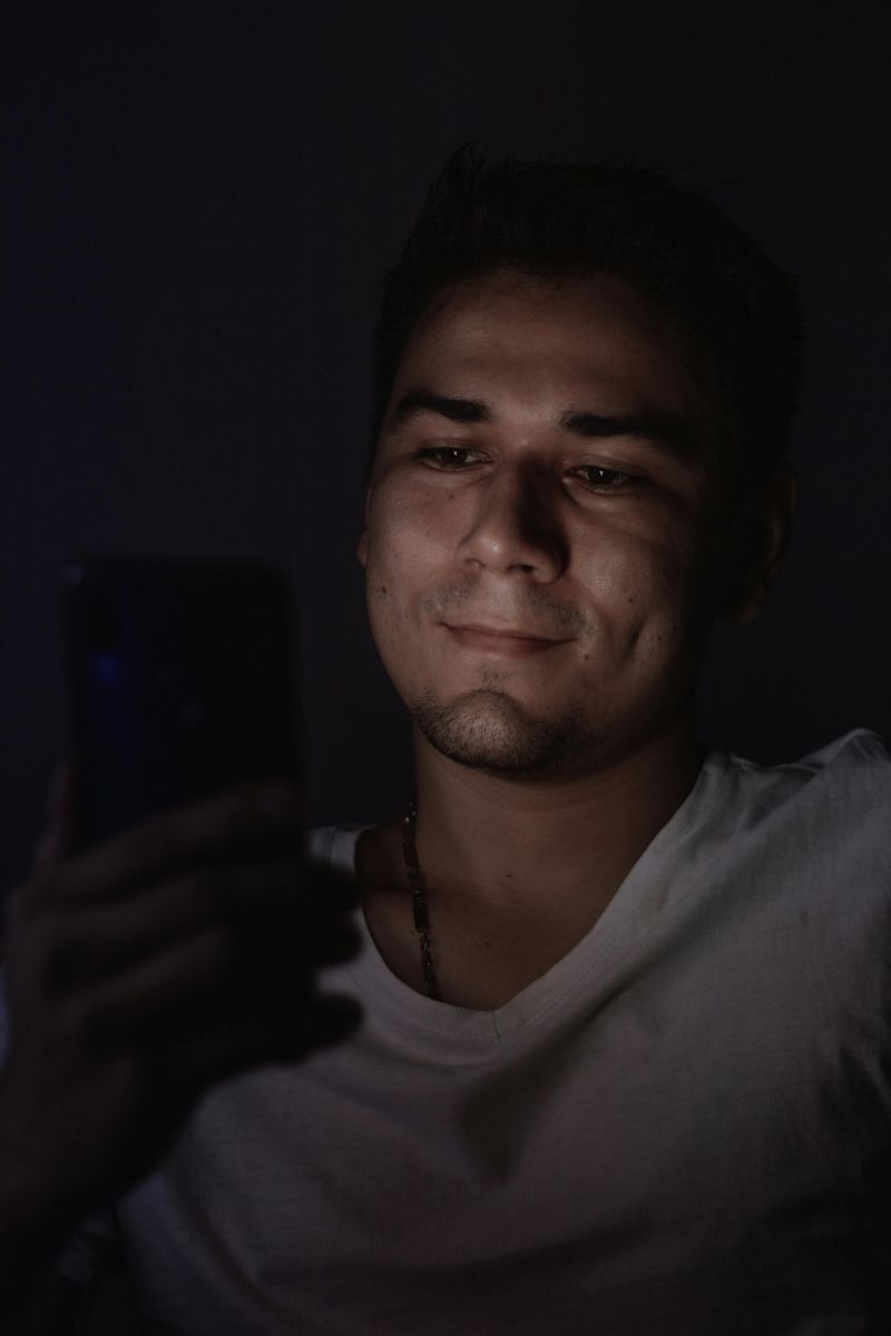 If a man sends you these 11 texts, he’s far more emotionally invested ...